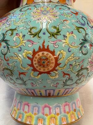 A Chinese famille rose altar vase with 'bajixiang' design, 'benbahu', Qianlong mark, 20th C. — photo 12