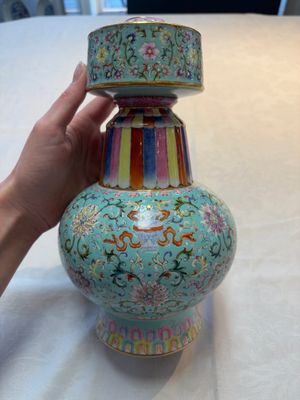 A Chinese famille rose altar vase with 'bajixiang' design, 'benbahu', Qianlong mark, 20th C. — photo 2