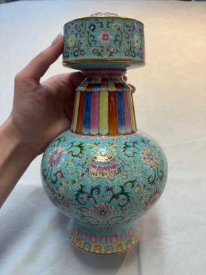A Chinese famille rose altar vase with 'bajixiang' design, 'benbahu', Qianlong mark, 20th C. — photo 3