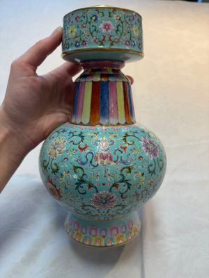 A Chinese famille rose altar vase with 'bajixiang' design, 'benbahu', Qianlong mark, 20th C. — photo 4