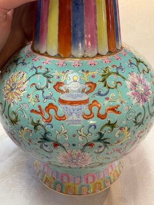 A Chinese famille rose altar vase with 'bajixiang' design, 'benbahu', Qianlong mark, 20th C. — photo 9
