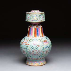 A Chinese famille rose altar vase with 'bajixiang' design, 'benbahu', Qianlong mark, 20th C. — photo 1