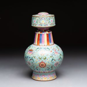 A Chinese famille rose altar vase with 'bajixiang' design, 'benbahu', Qianlong mark, 20th C. — photo 2