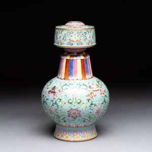 A Chinese famille rose altar vase with 'bajixiang' design, 'benbahu', Qianlong mark, 20th C. — photo 4