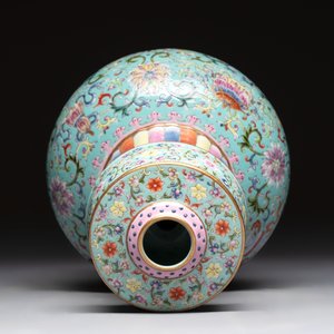 A Chinese famille rose altar vase with 'bajixiang' design, 'benbahu', Qianlong mark, 20th C. — photo 5