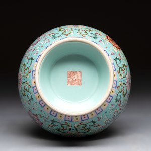A Chinese famille rose altar vase with 'bajixiang' design, 'benbahu', Qianlong mark, 20th C. — photo 6