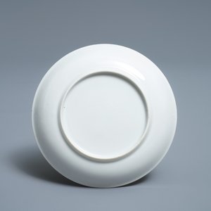 A Chinese famille rose 'amorous couple' cup and saucer, Qianlong — 照片 3