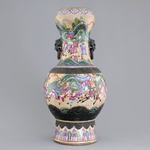 A Chinese famille rose and crackled glaze vase, Nanking, 19th C. — photo 1