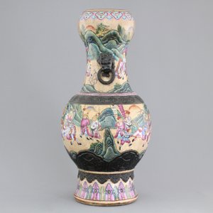 A Chinese famille rose and crackled glaze vase, Nanking, 19th C. — photo 2