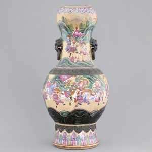 A Chinese famille rose and crackled glaze vase, Nanking, 19th C. — photo 3