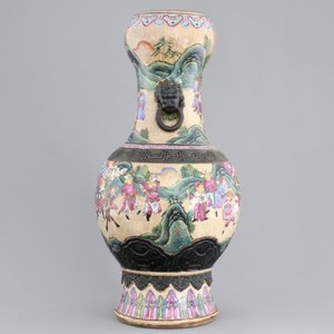 A Chinese famille rose and crackled glaze vase, Nanking, 19th C. — photo 4