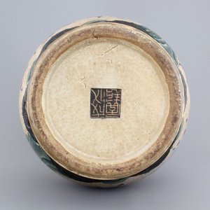 A Chinese famille rose and crackled glaze vase, Nanking, 19th C. — photo 5