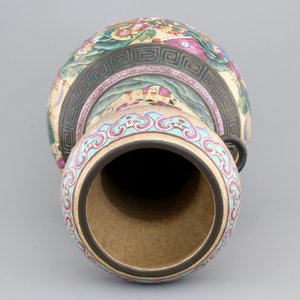A Chinese famille rose and crackled glaze vase, Nanking, 19th C. — photo 6
