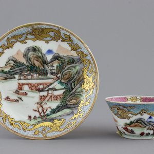 A Chinese famille rose and gilt cup and saucer with a harbour scene, Yongzheng, 1722-1735 — foto 1