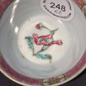 A Chinese famille rose and gilt cup and saucer with a harbour scene, Yongzheng, 1722-1735 — foto 12