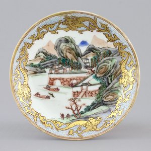 A Chinese famille rose and gilt cup and saucer with a harbour scene, Yongzheng, 1722-1735 — foto 2