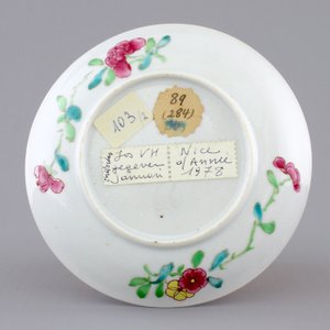 A Chinese famille rose and gilt cup and saucer with a harbour scene, Yongzheng, 1722-1735 — foto 3