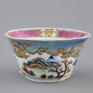 A Chinese famille rose and gilt cup and saucer with a harbour scene, Yongzheng, 1722-1735 — foto 4