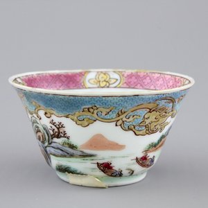 A Chinese famille rose and gilt cup and saucer with a harbour scene, Yongzheng, 1722-1735 — foto 5