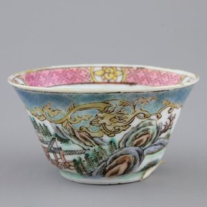 A Chinese famille rose and gilt cup and saucer with a harbour scene, Yongzheng, 1722-1735 — foto 6
