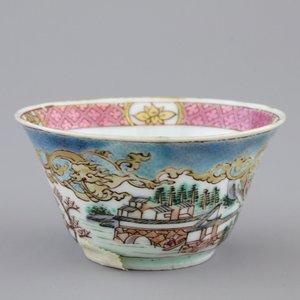 A Chinese famille rose and gilt cup and saucer with a harbour scene, Yongzheng, 1722-1735 — foto 7