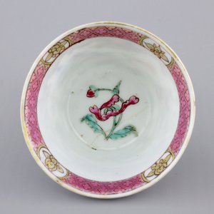 A Chinese famille rose and gilt cup and saucer with a harbour scene, Yongzheng, 1722-1735 — foto 8