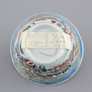 A Chinese famille rose and gilt cup and saucer with a harbour scene, Yongzheng, 1722-1735 — foto 9