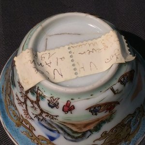 A Chinese famille rose and gilt cup and saucer with a harbour scene, Yongzheng, 1722-1735 — foto 10