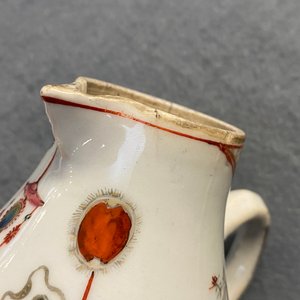 A Chinese famille rose and grisaille cup and saucer with matching jug, Yongzheng — 照片 20