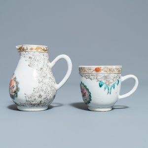 A Chinese famille rose and grisaille cup and saucer with matching jug, Yongzheng — 照片 4