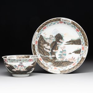 A Chinese famille rose and grisaille 'mountainous landscape' cup and saucer, Yongzheng — photo 1