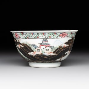 A Chinese famille rose and grisaille 'mountainous landscape' cup and saucer, Yongzheng — photo 4