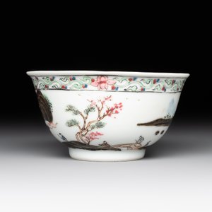 A Chinese famille rose and grisaille 'mountainous landscape' cup and saucer, Yongzheng — photo 5