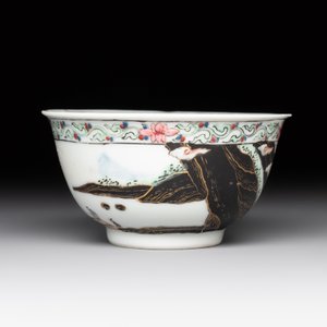 A Chinese famille rose and grisaille 'mountainous landscape' cup and saucer, Yongzheng — photo 6