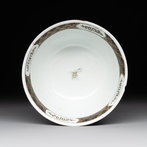 A Chinese famille rose and grisaille 'mountainous landscape' cup and saucer, Yongzheng — photo 8