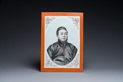 A Chinese famille rose and grisaille plaque with a fine portrait of a male, 19/20th C.