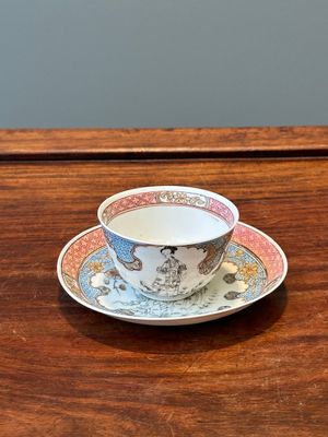 A Chinese famille rose and grisaille 'Xiwangmu receiving a peach' cup and saucer, Yongzheng — 照片 1
