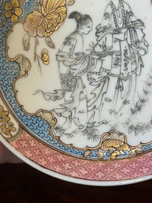 A Chinese famille rose and grisaille 'Xiwangmu receiving a peach' cup and saucer, Yongzheng — 照片 14