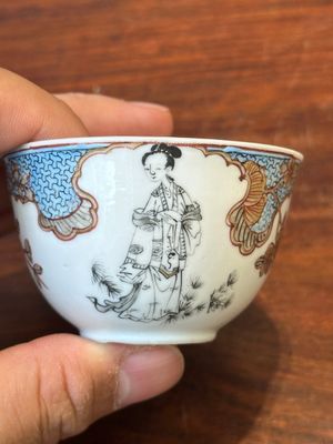 A Chinese famille rose and grisaille 'Xiwangmu receiving a peach' cup and saucer, Yongzheng — 照片 2