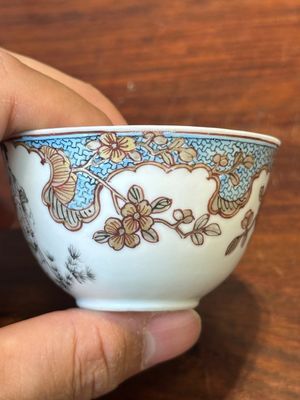 A Chinese famille rose and grisaille 'Xiwangmu receiving a peach' cup and saucer, Yongzheng — 照片 6