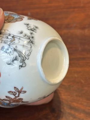 A Chinese famille rose and grisaille 'Xiwangmu receiving a peach' cup and saucer, Yongzheng — 照片 9