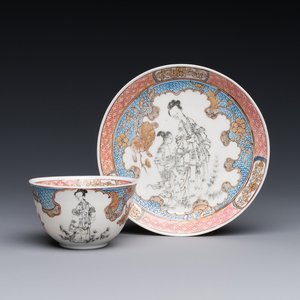 A Chinese famille rose and grisaille 'Xiwangmu receiving a peach' cup and saucer, Yongzheng — 照片 1