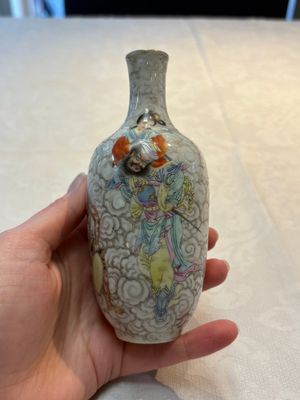 A Chinese famille rose and grisaille 'Zhongkui' vase, Daoguang mark, 20th C. — 照片 1