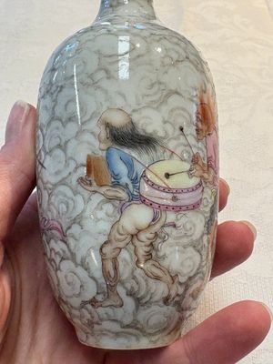 A Chinese famille rose and grisaille 'Zhongkui' vase, Daoguang mark, 20th C. — 照片 11