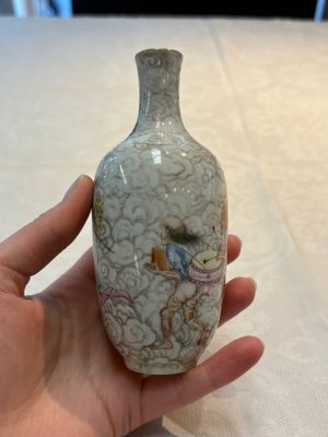 A Chinese famille rose and grisaille 'Zhongkui' vase, Daoguang mark, 20th C. — 照片 2