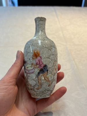 A Chinese famille rose and grisaille 'Zhongkui' vase, Daoguang mark, 20th C. — 照片 3