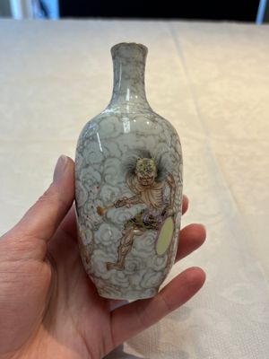 A Chinese famille rose and grisaille 'Zhongkui' vase, Daoguang mark, 20th C. — 照片 4