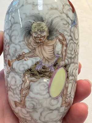 A Chinese famille rose and grisaille 'Zhongkui' vase, Daoguang mark, 20th C. — 照片 8