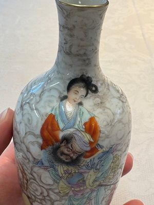 A Chinese famille rose and grisaille 'Zhongkui' vase, Daoguang mark, 20th C. — 照片 9