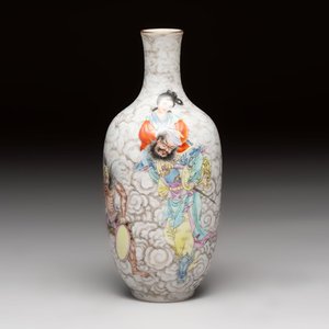 A Chinese famille rose and grisaille 'Zhongkui' vase, Daoguang mark, 20th C. — 照片 1